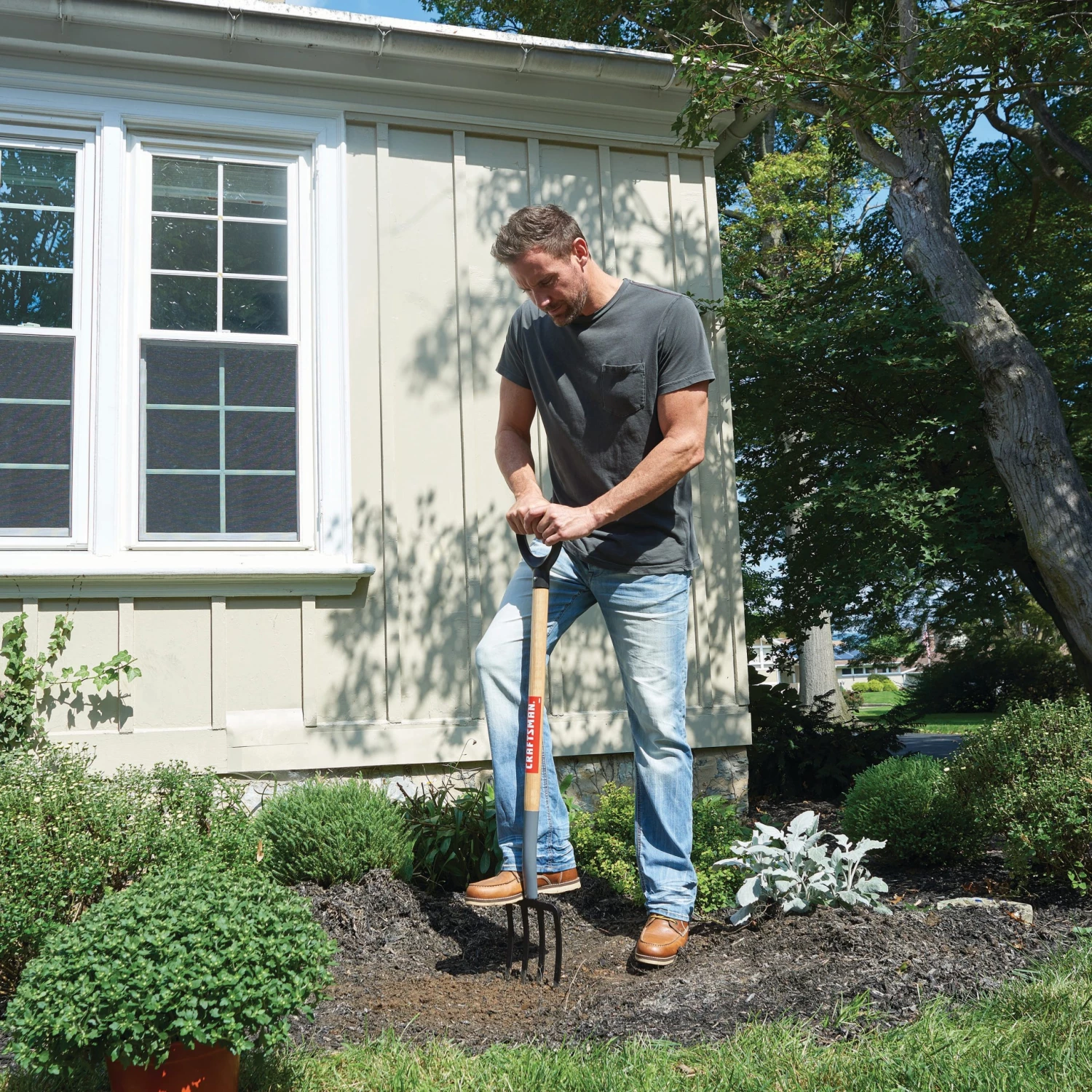 CRAFTSMAN Lawn & Garden Hand Tools 42-in L Wood-Handle Forged Spading Fork 2 CRAFTSMAN Lawn & Garden Hand Tools 42-in L Wood-Handle Forged Spading Fork - Image 2