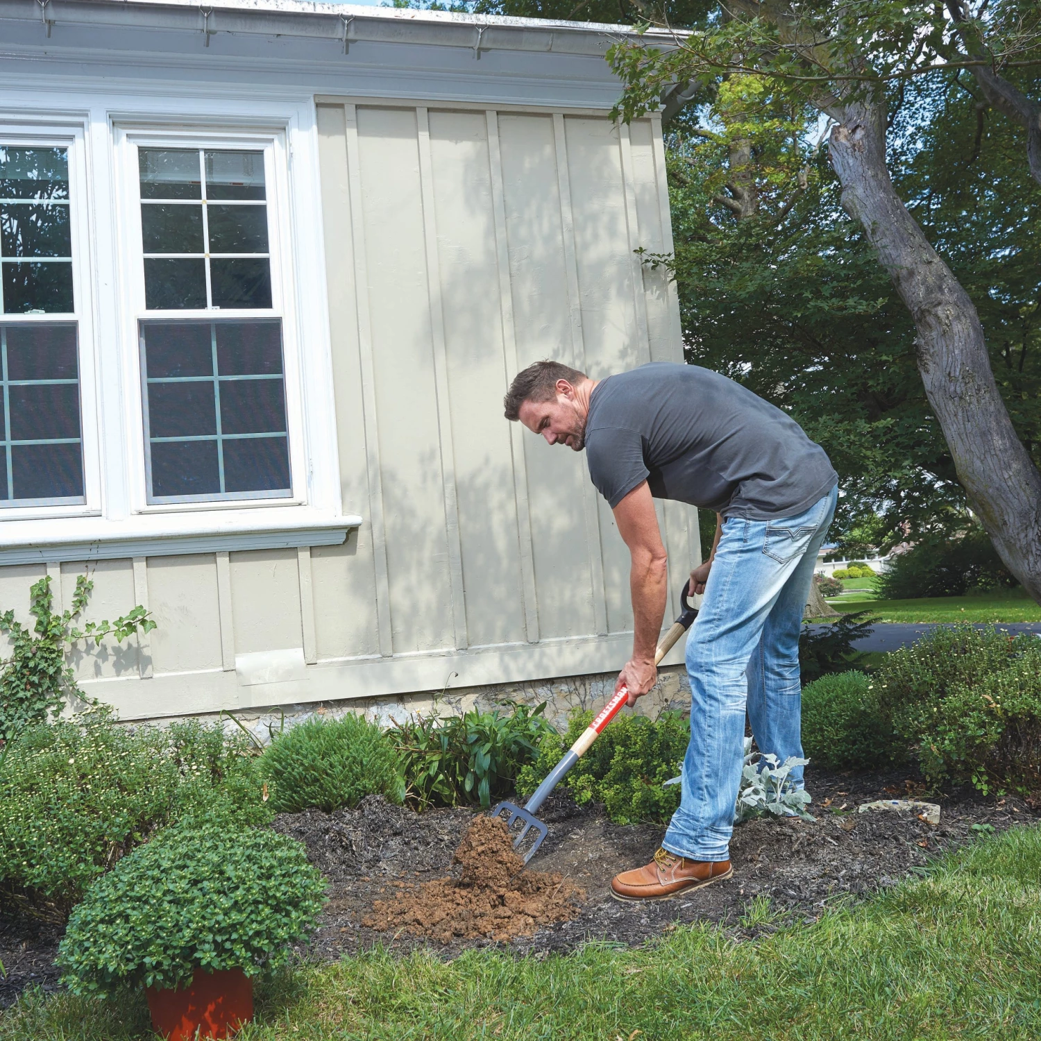 CRAFTSMAN Lawn & Garden Hand Tools 42-in L Wood-Handle Forged Spading Fork 3 CRAFTSMAN Lawn & Garden Hand Tools 42-in L Wood-Handle Forged Spading Fork - Image 3