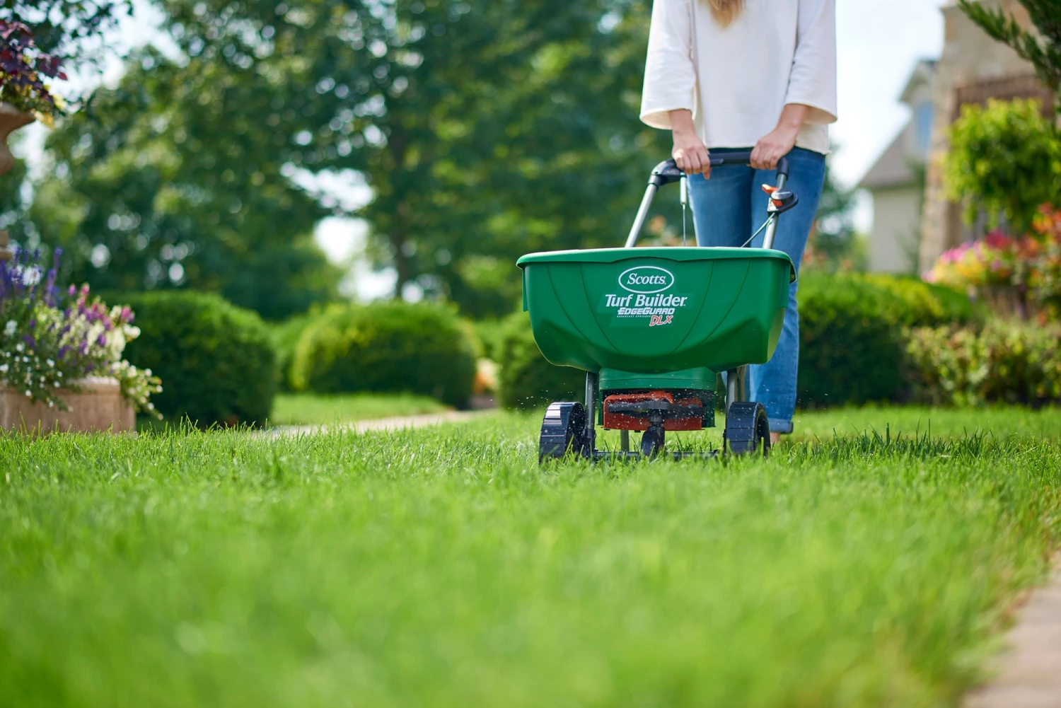 Scotts Spreaders & Sprayers Turf Builder 46-lb Broadcast Spreader 8 Scotts Spreaders & Sprayers Turf Builder 46-lb Broadcast Spreader - Image 8